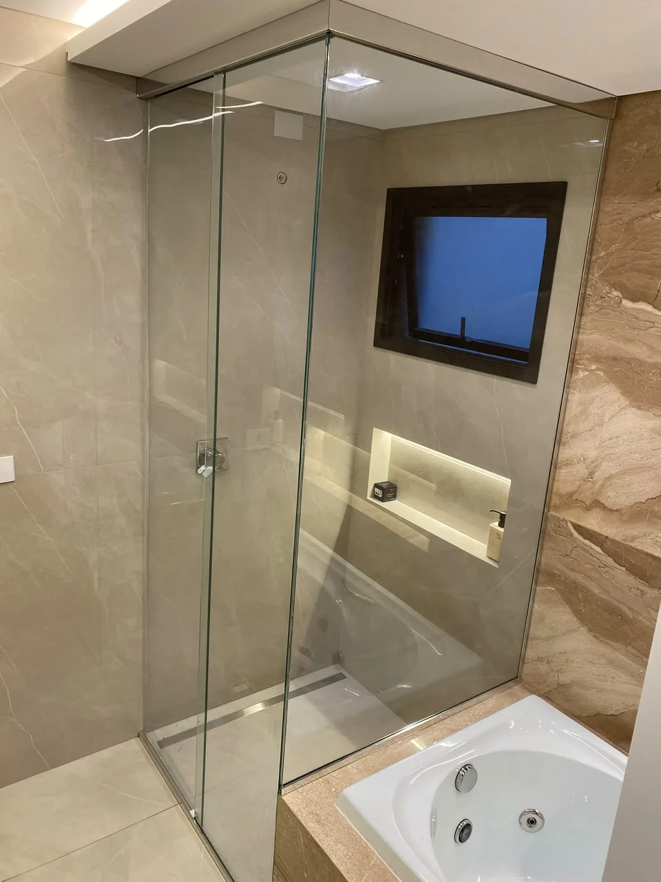 Box moderno cinza com iluminação LED