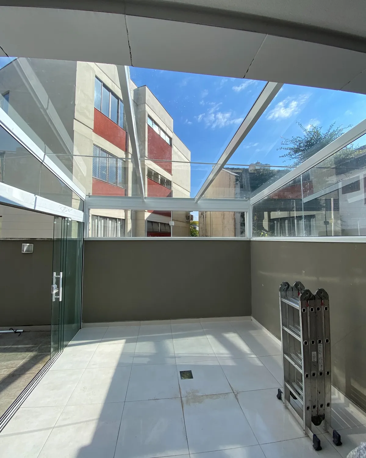 Cobertura em vidro com estrutura em alumínio